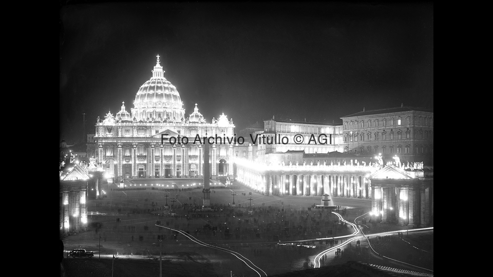 Veduta notturna di Piazza San Pietro illuminata (1940)