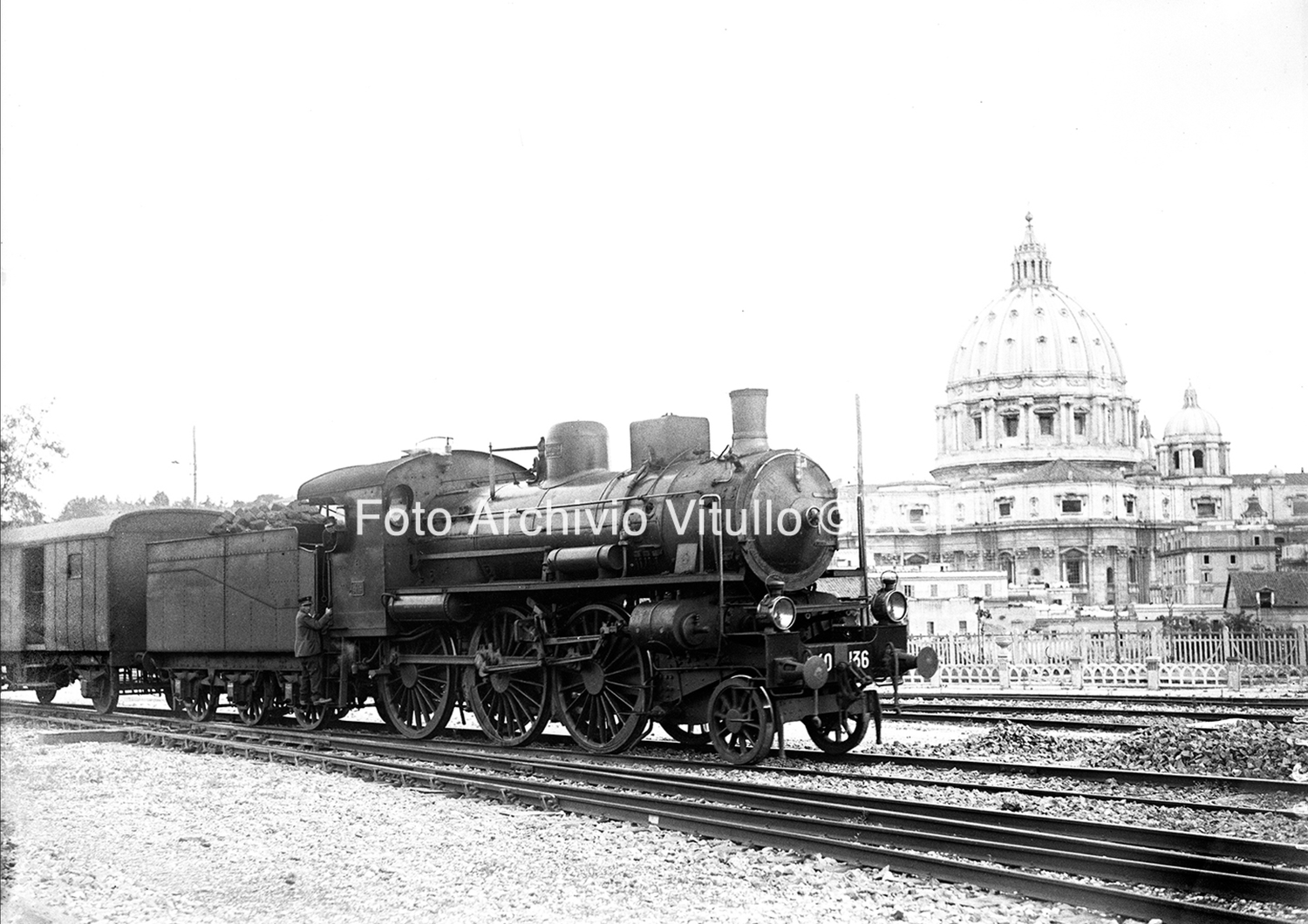 Passaggio treno merci alla stazione Vaticana, veduta San Pietro sullo sfondo&nbsp;
