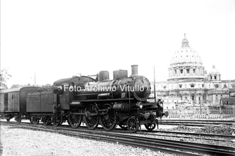 Passaggio treno merci alla stazione Vaticana, veduta San Pietro sullo sfondo&nbsp;
