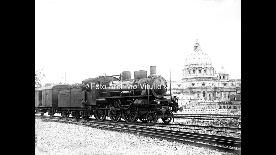 Passaggio treno merci alla stazione Vaticana, veduta San Pietro sullo sfondo (fine 1935, inizio 1936)