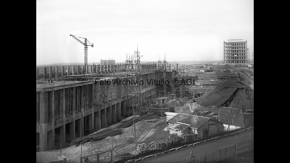 Gru e ponteggi per la costruzione del quartiere Eur. Palazzo dei Congressi e in lontananza Palazzo della Civilta' Umana (1940)