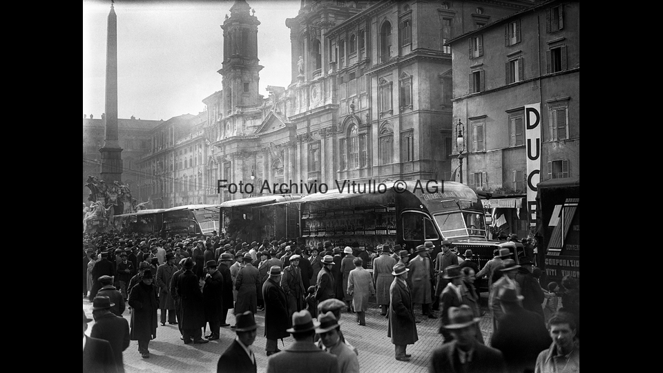 Autotreno del vino a Piazza Navona (28 gennaio 1935)