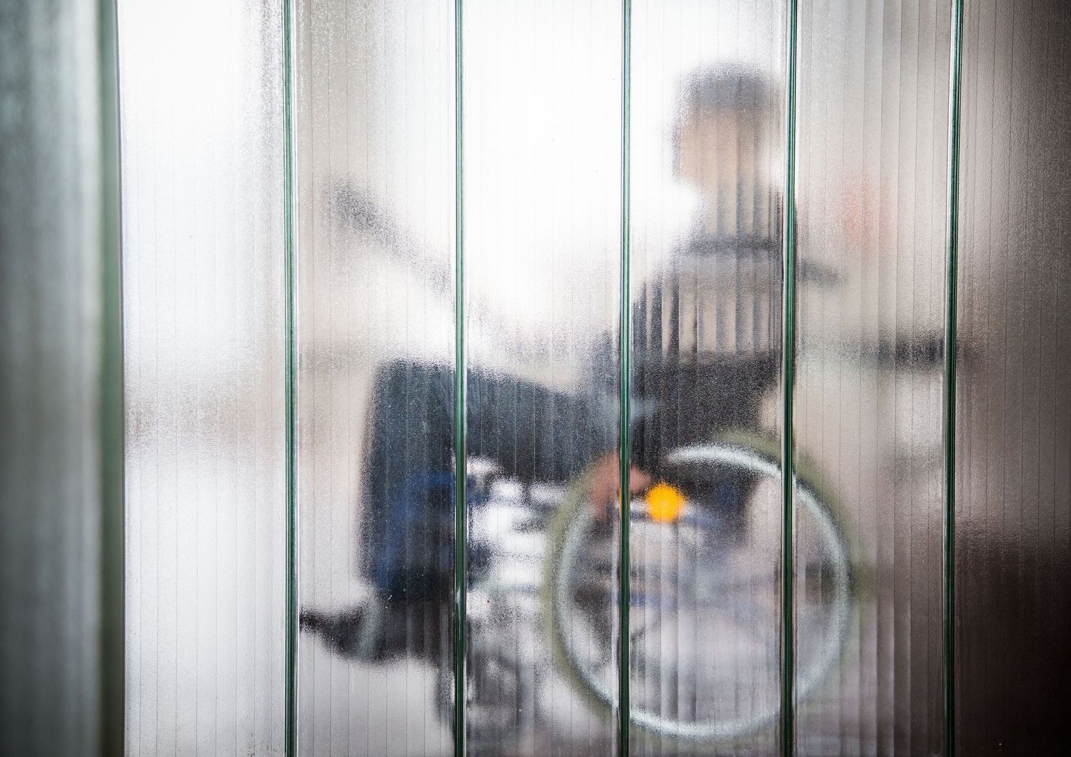 Un uomo in sedia a rotelle