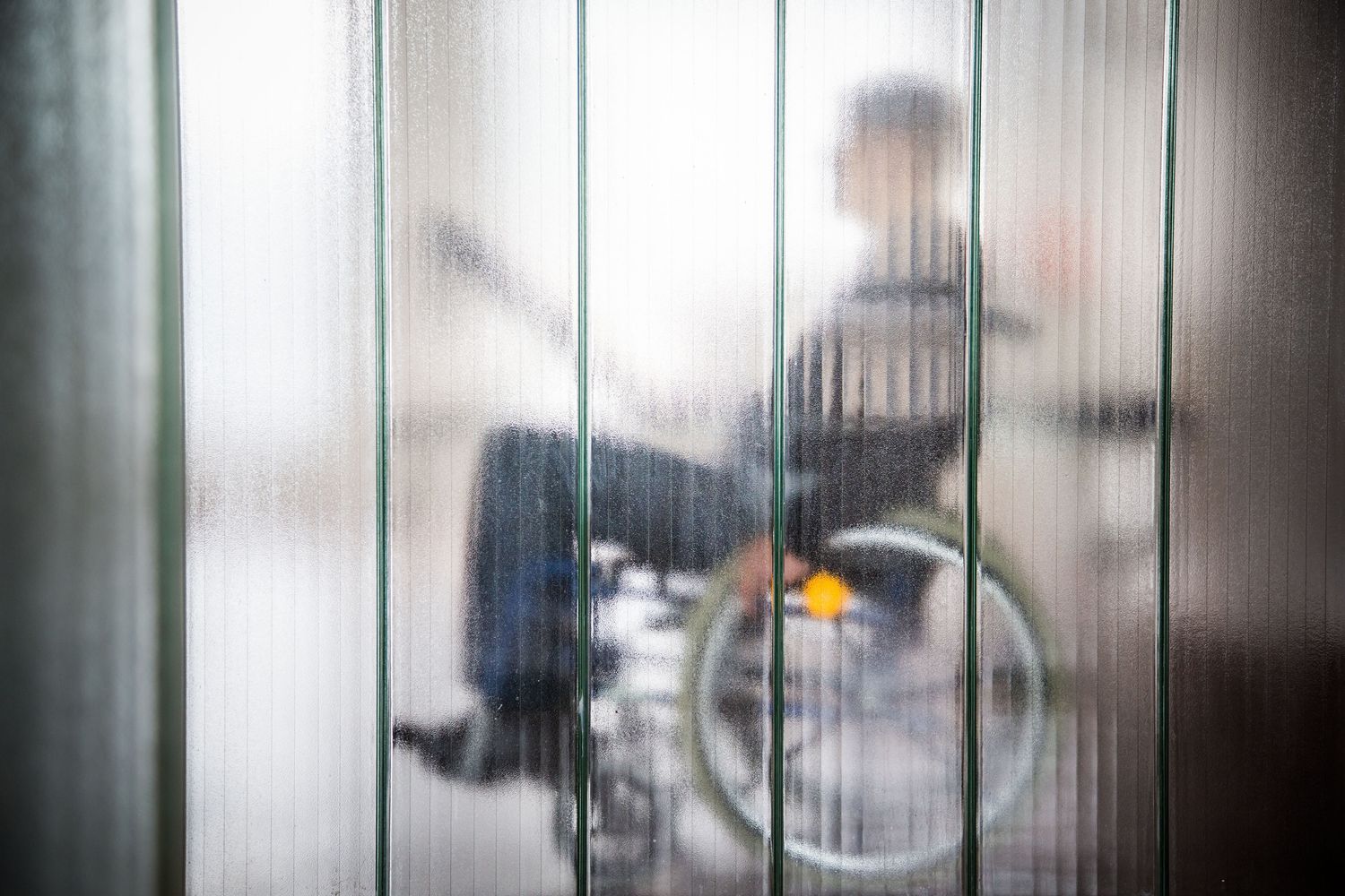 Un uomo in sedia a rotelle