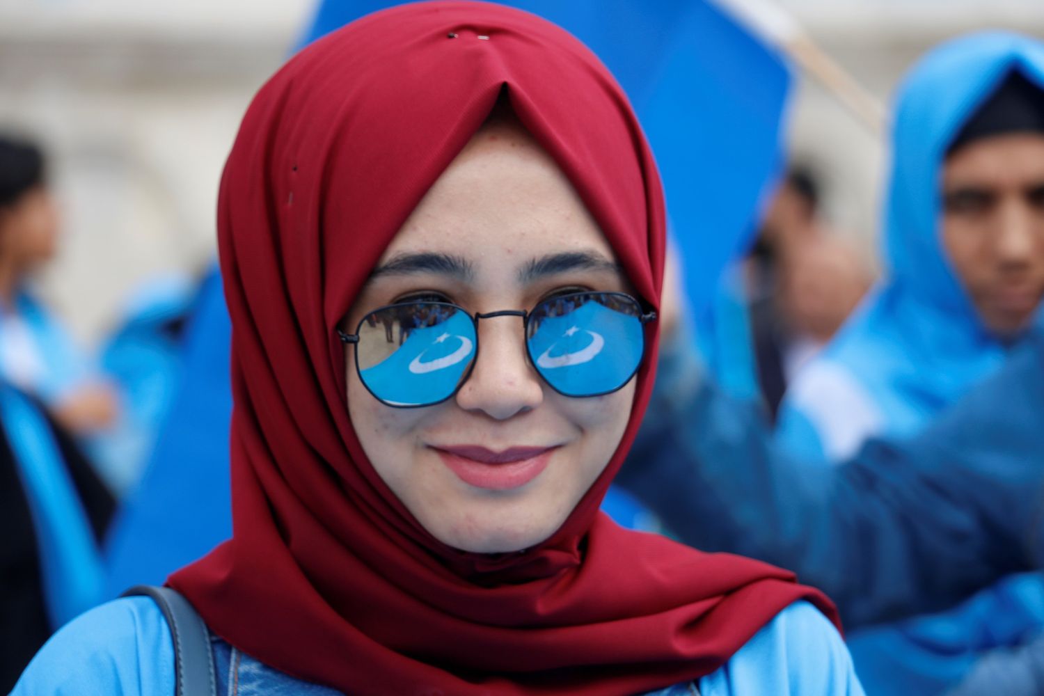 Una donna della minoranza degli Uiguri protesta contro le politiche cinesi sulla popolazione