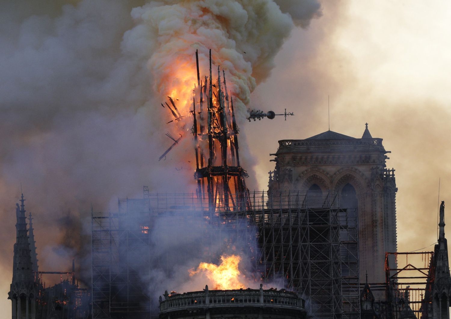 Il crollo della guglia centrale della cattedrale Notre Dame
