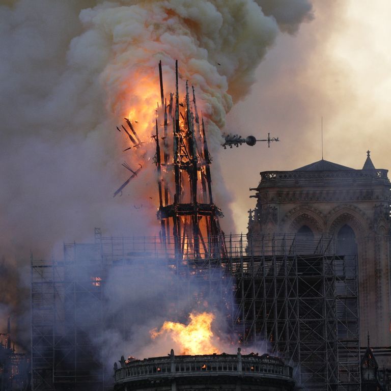 Il crollo della guglia centrale della cattedrale Notre Dame