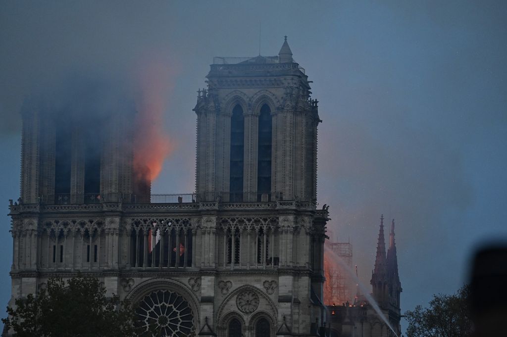 L'incendio minaccia le torri della cattedrale di Notre Dame