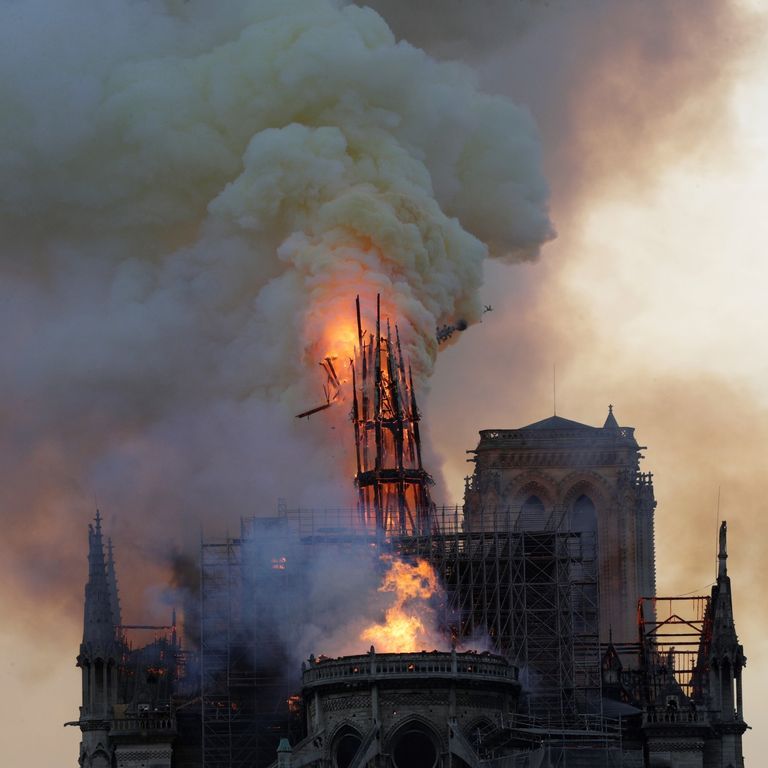 Notre Dame in fiamme