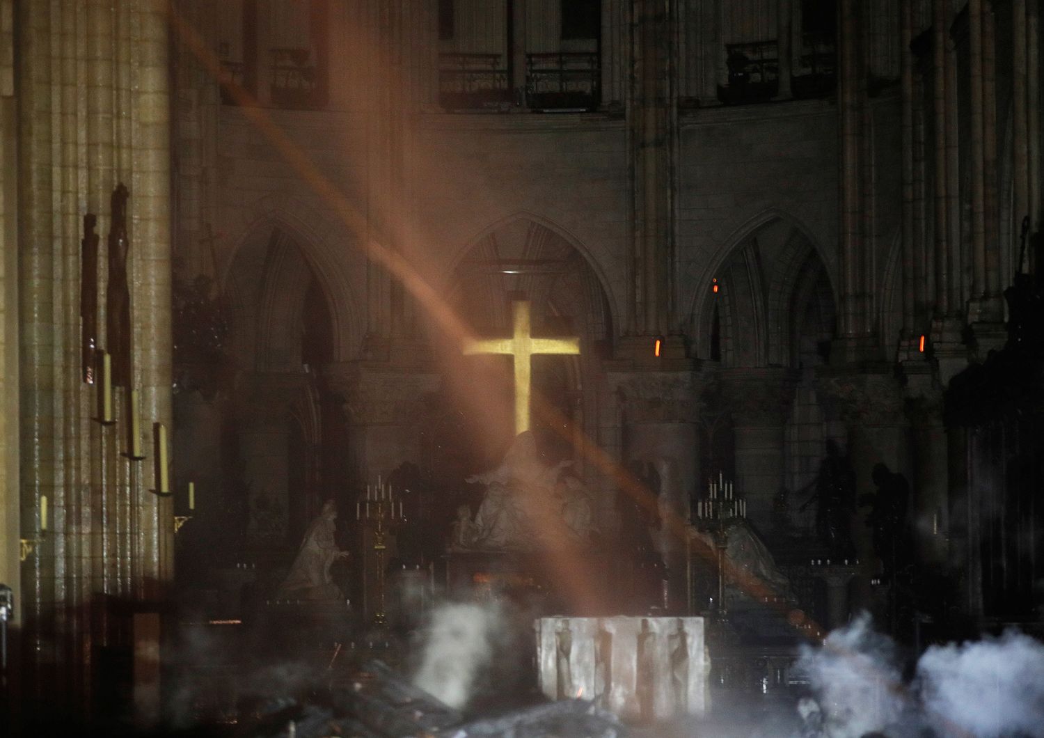 L'interno di Notre Dame con l'altare e la croce miracolosamente intatti