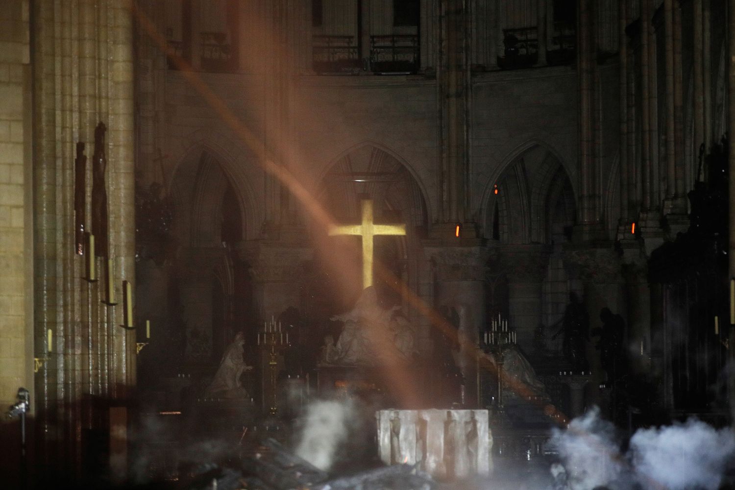 L'interno di Notre Dame con l'altare e la croce miracolosamente intatti