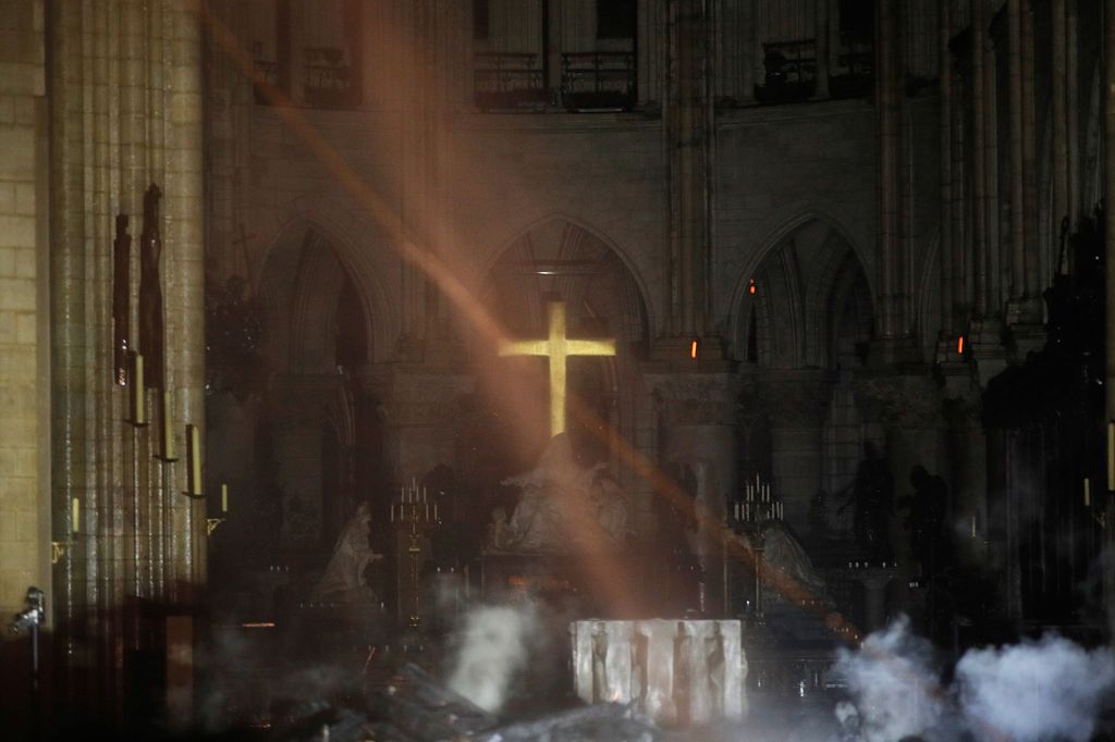 L'interno di Notre Dame con l'altare e la croce miracolosamente intatti