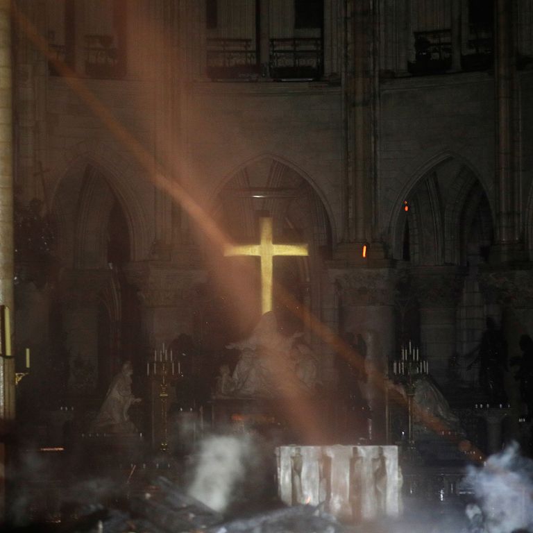 L'interno di Notre Dame con l'altare e la croce miracolosamente intatti