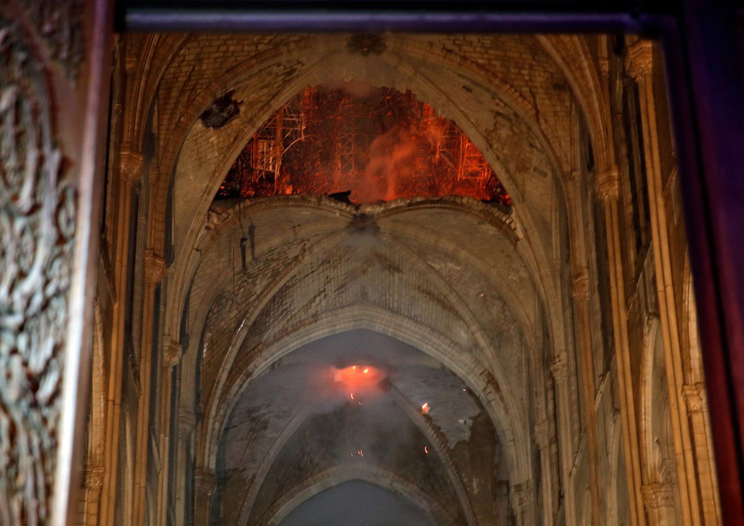 La volta della navata centrale di Notre Dame, devastata dalle fiamme