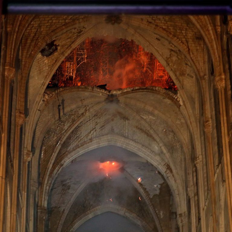 La volta della navata centrale di Notre Dame, devastata dalle fiamme