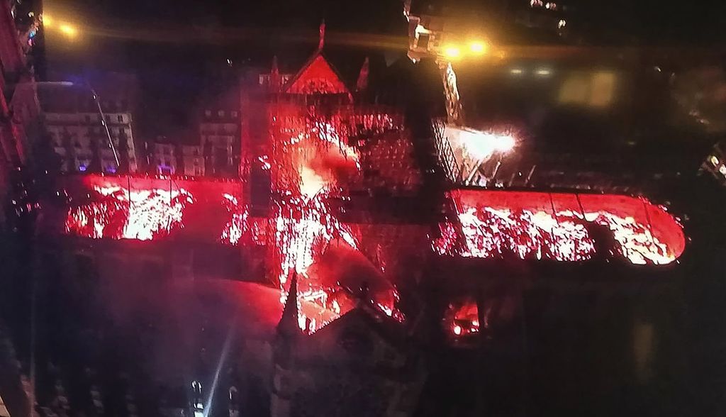 Il rogo di Notre Dame visto dall'alto