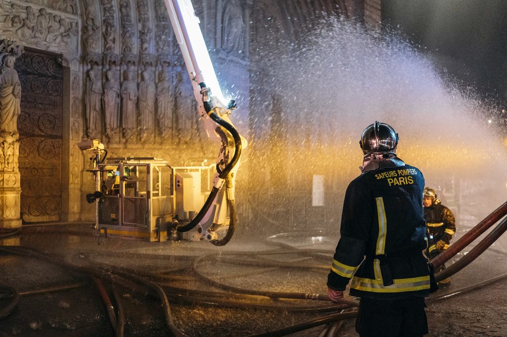 Pompieri al lavoro durante l'incendio di Notre Dame