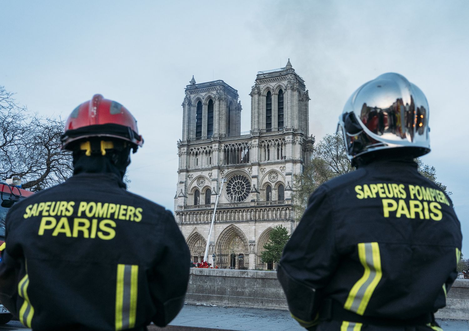 Pompieri al lavoro durante l'incendio di Notre Dame