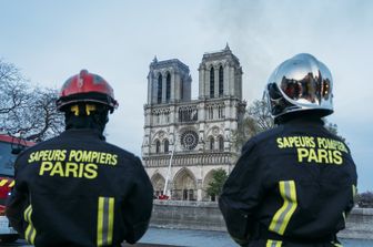 Pompieri al lavoro durante l'incendio di Notre Dame
