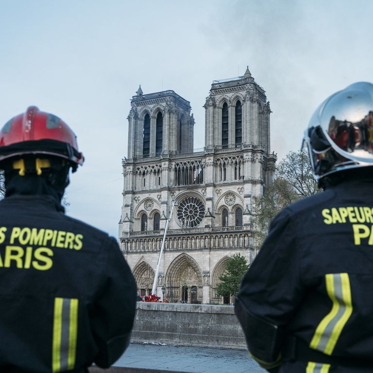 Pompieri al lavoro durante l'incendio di Notre Dame