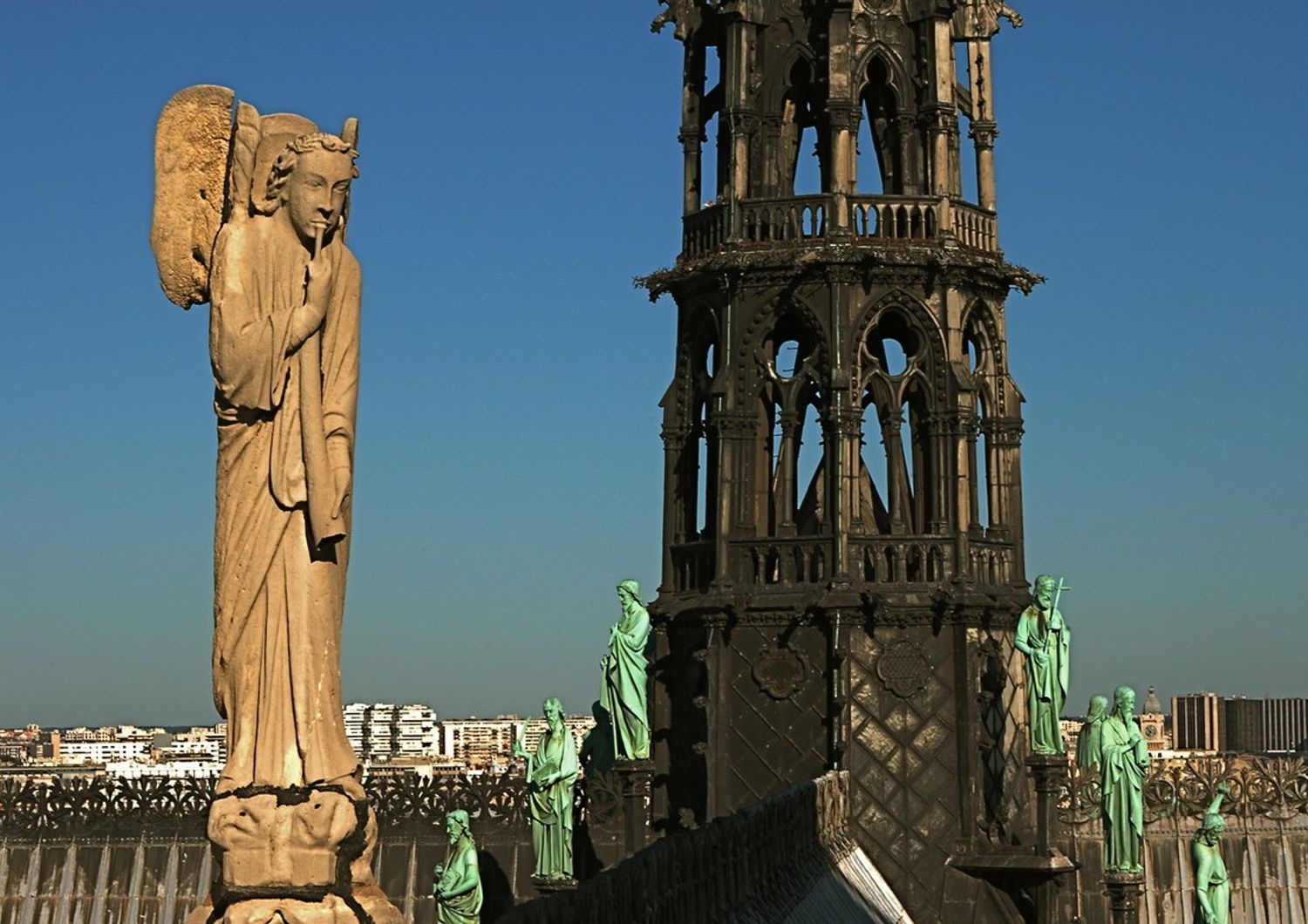 Le statue degli apostoli prima del trasporto a terra per il restauro