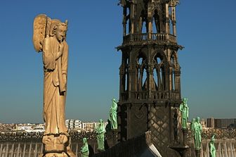 Le statue degli apostoli prima del trasporto a terra per il restauro