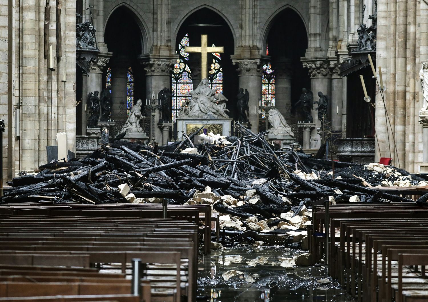 L'interno di Notre Dame dopo il rogo che ha devastato la cattedrale
