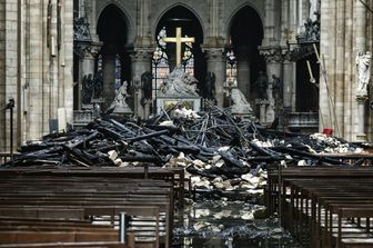 L'interno di Notre Dame dopo il rogo che ha devastato la cattedrale
