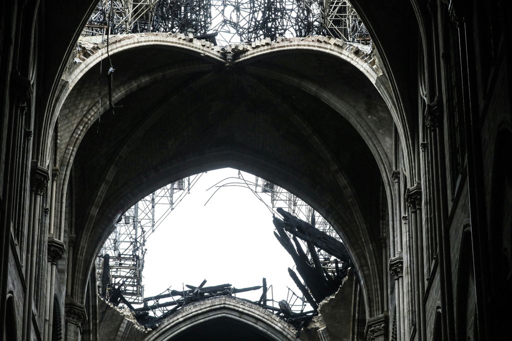 L'interno di Notre Dame dopo il rogo che ha devastato la cattedrale&nbsp;