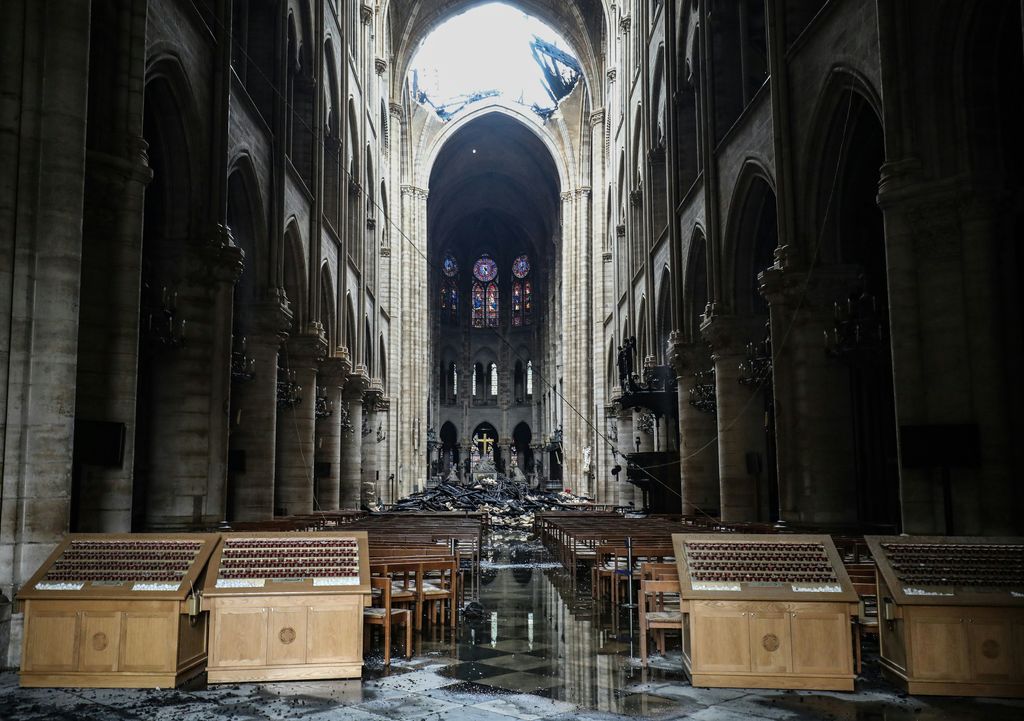 L'interno di Notre Dame dopo il rogo che ha devastato la cattedrale&nbsp;