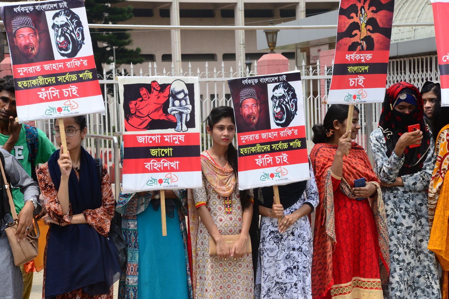 Una manifestazione di protesta per l'omicidio della ragazza che denunci&ograve; le molestie del preside