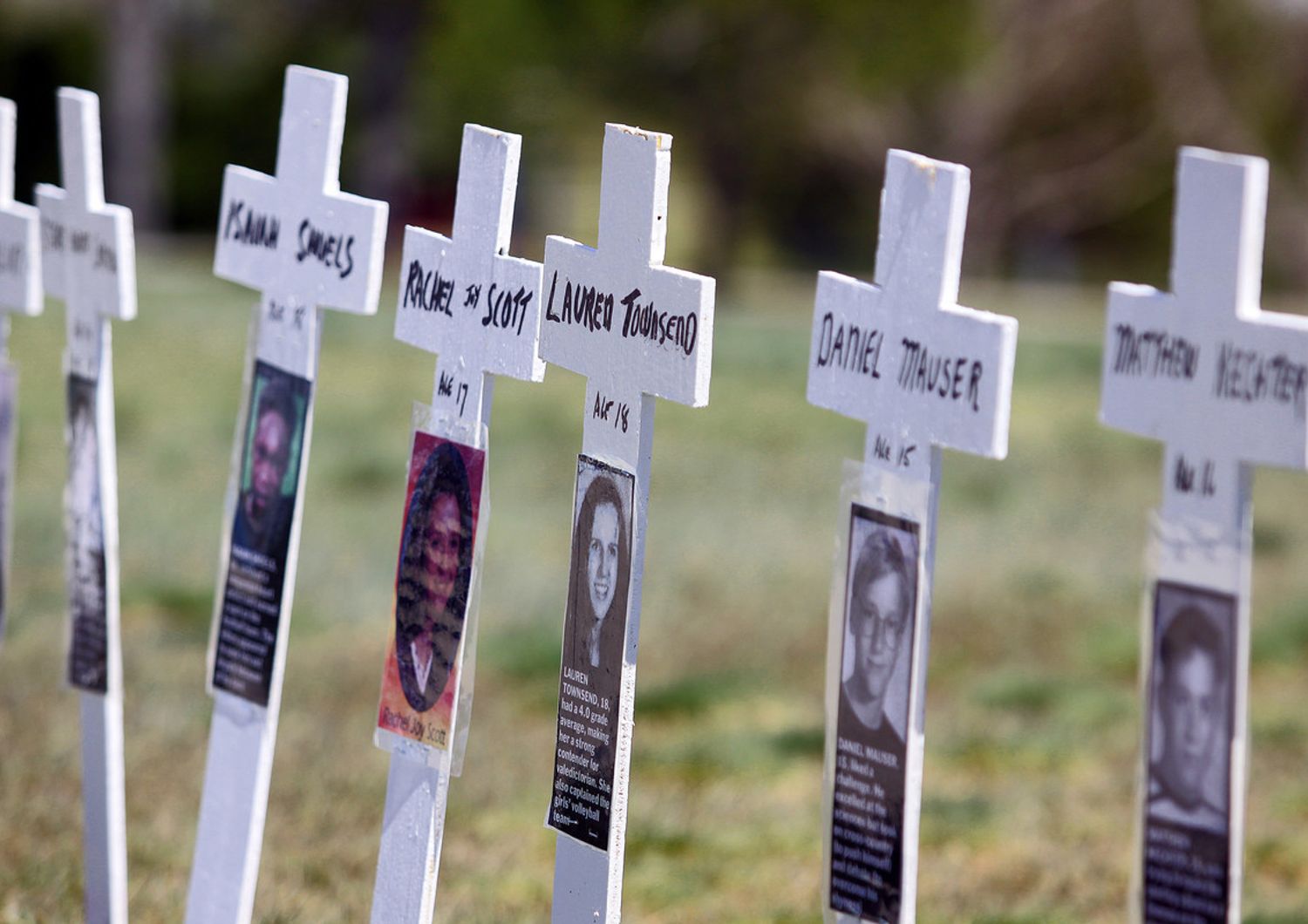 &nbsp;Le croci che ricordano i ragazzi della Columbine High School di Littleton, Colorado, vittime della strage del 20 aprile 1999 (Marc Piscotty/Getty Images/AFP)