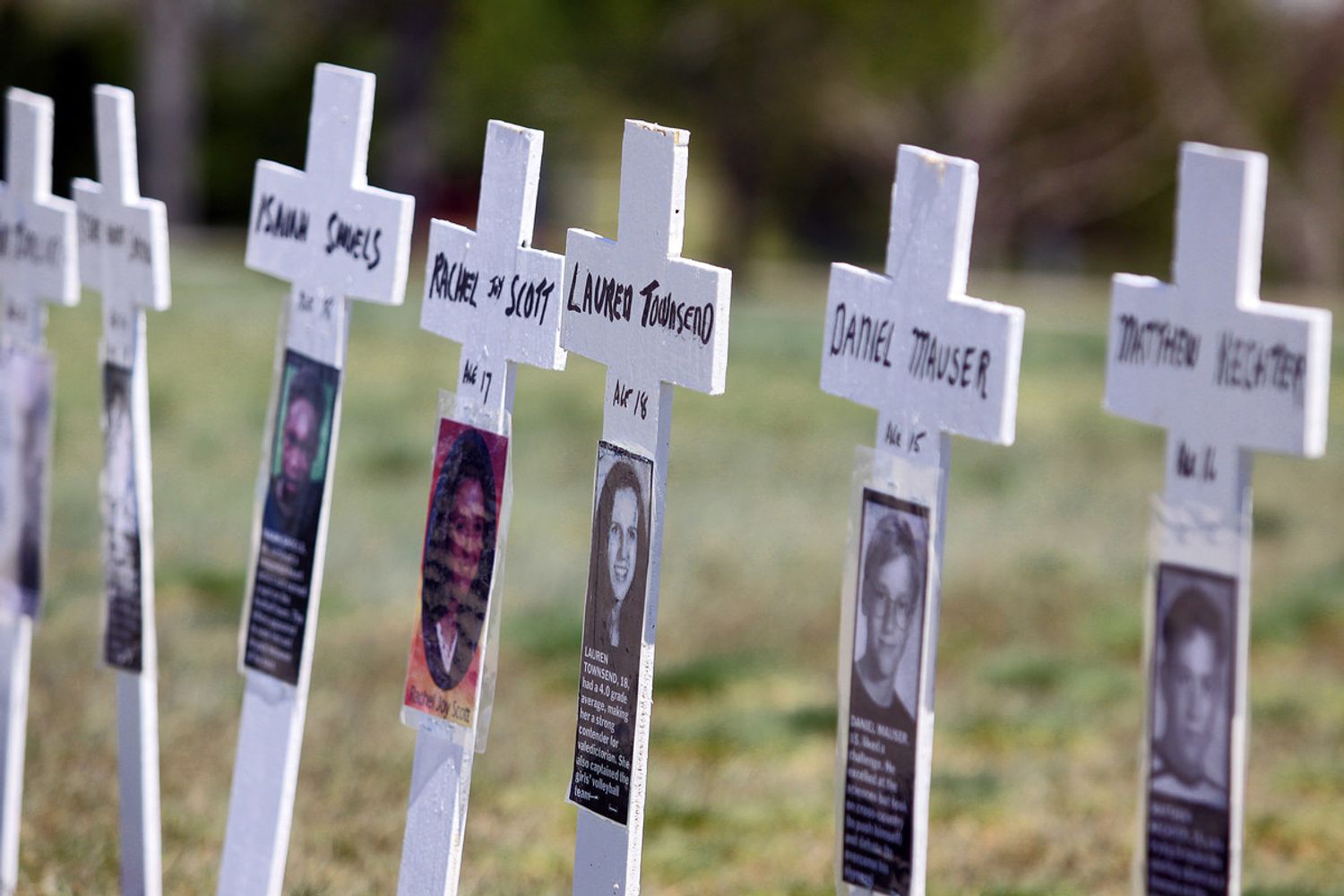 &nbsp;Le croci che ricordano i ragazzi della Columbine High School di Littleton, Colorado, vittime della strage del 20 aprile 1999 (Marc Piscotty/Getty Images/AFP)