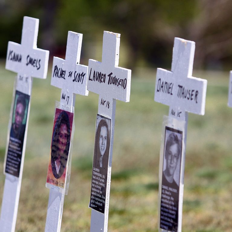 &nbsp;Le croci che ricordano i ragazzi della Columbine High School di Littleton, Colorado, vittime della strage del 20 aprile 1999 (Marc Piscotty/Getty Images/AFP)