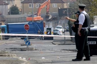 &nbsp;Irlanda del Nord, la polizia isola il luogo dove &egrave; stata uccisa, forse dalla Nuova Ira, la giornalista Lyra McKee, aprile 2019 (Paul Faith/AFP)