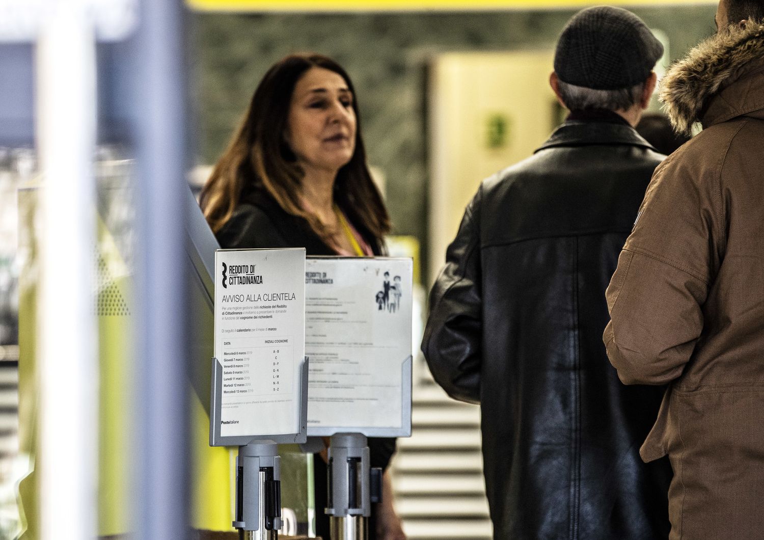 Persone in fila alla Posta per chiedere il reddito di cittadinanza