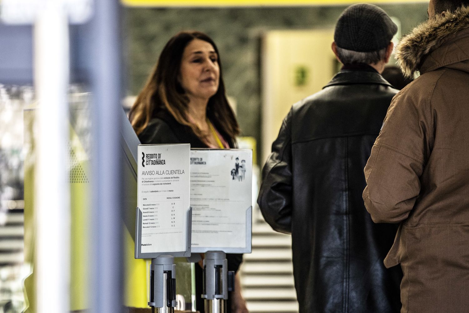 Persone in fila alla Posta per chiedere il reddito di cittadinanza