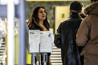 Persone in fila alla Posta per chiedere il reddito di cittadinanza