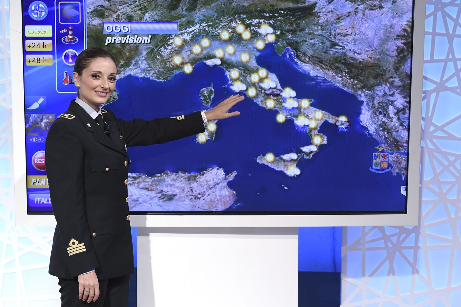 Uno Mattina. Nella foto per il meteo il tenente dell'Aeronautica Militare Stefania De Angelis