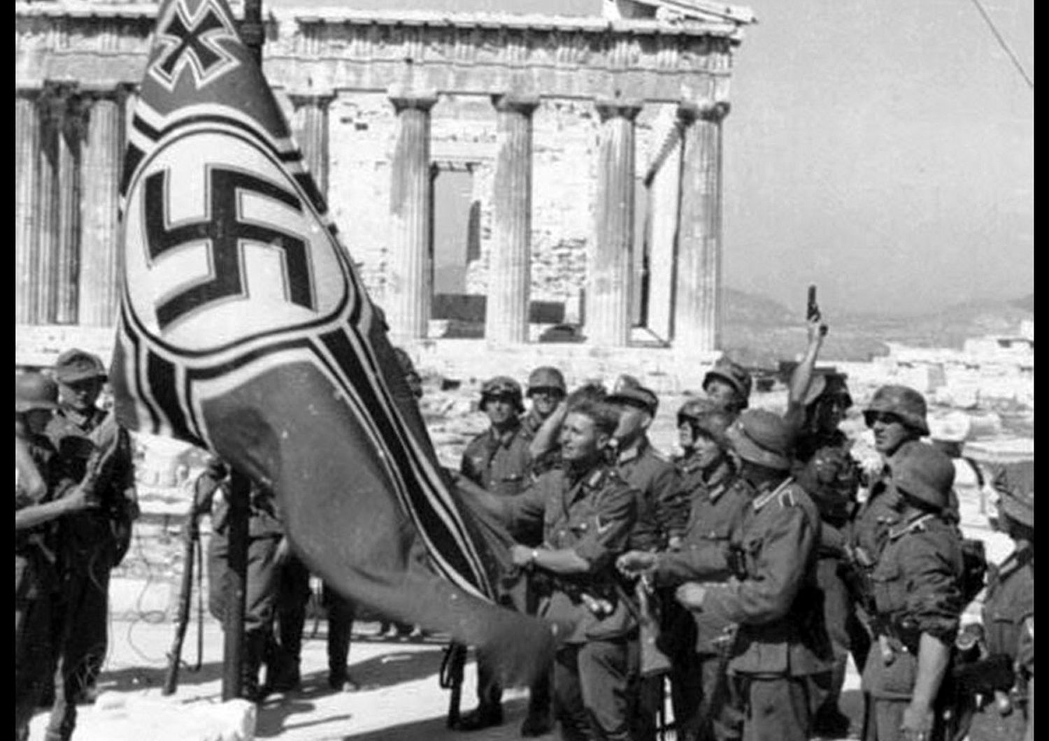 La Wehrmacht innalza la svastica sull'Acropoli