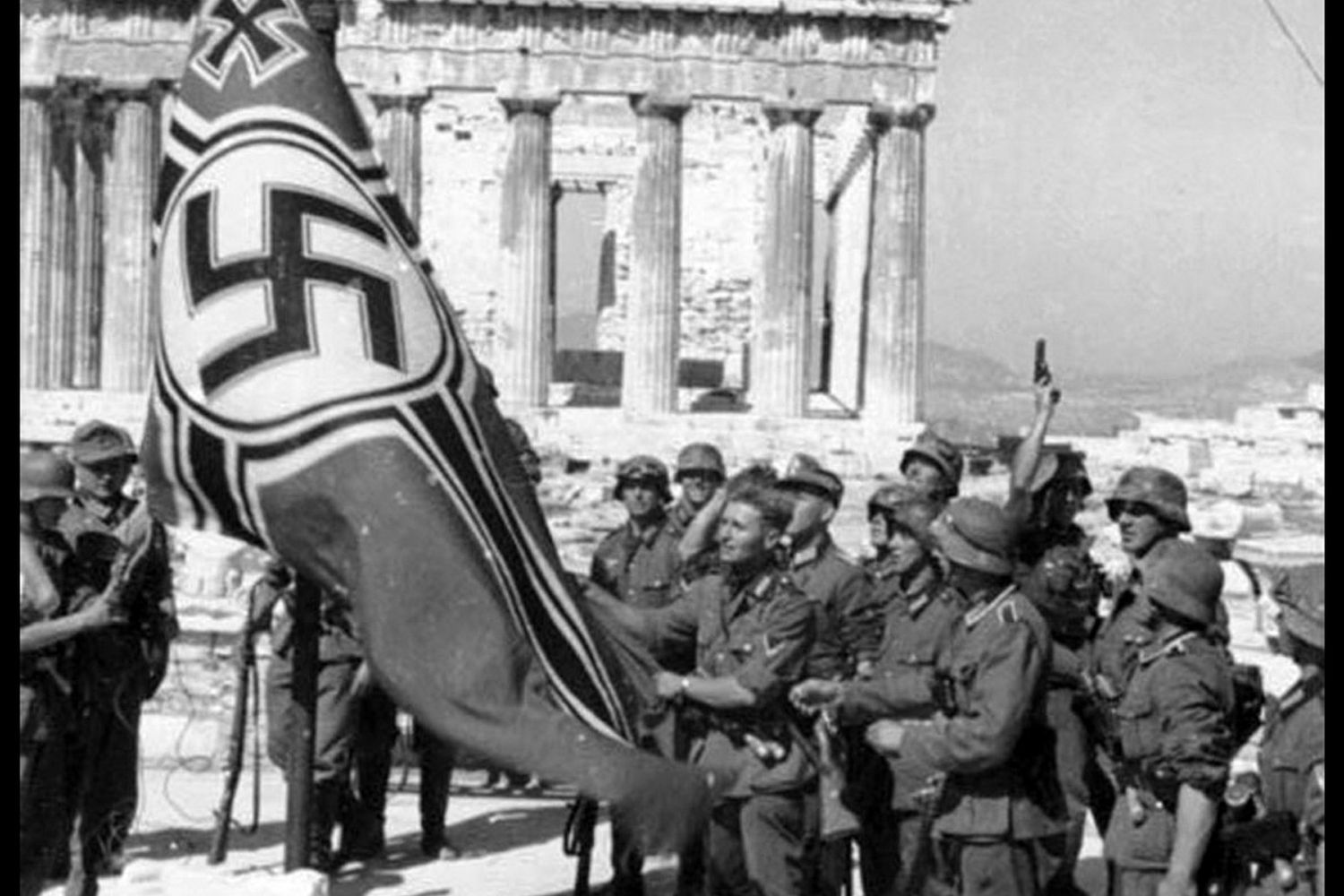 La Wehrmacht innalza la svastica sull'Acropoli