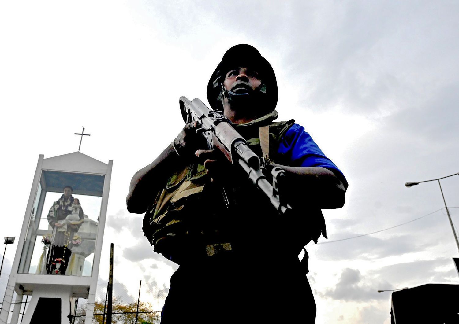 Un soldato dello Sri Lanka nei pressi di una chiesa colpita dall'attentato terroristico di Pasqua&nbsp;