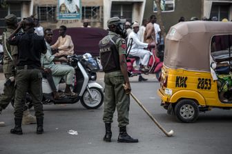 Un poliziotto a Kano, Nigeria&nbsp;