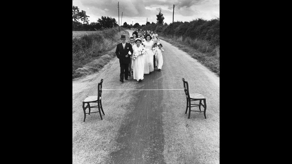 Le ruban de la mari&eacute;e, Saint Sauvant 1951 Atelier Robert Doisneau