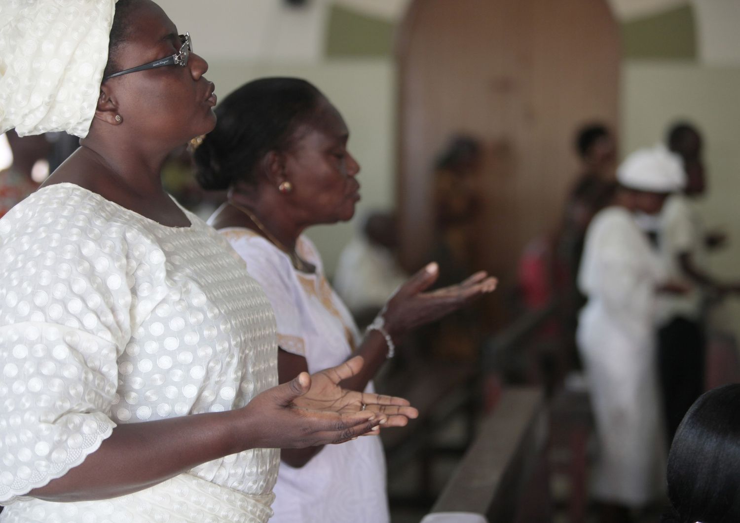 Cattolici in preghiera in una chiesa del Benin