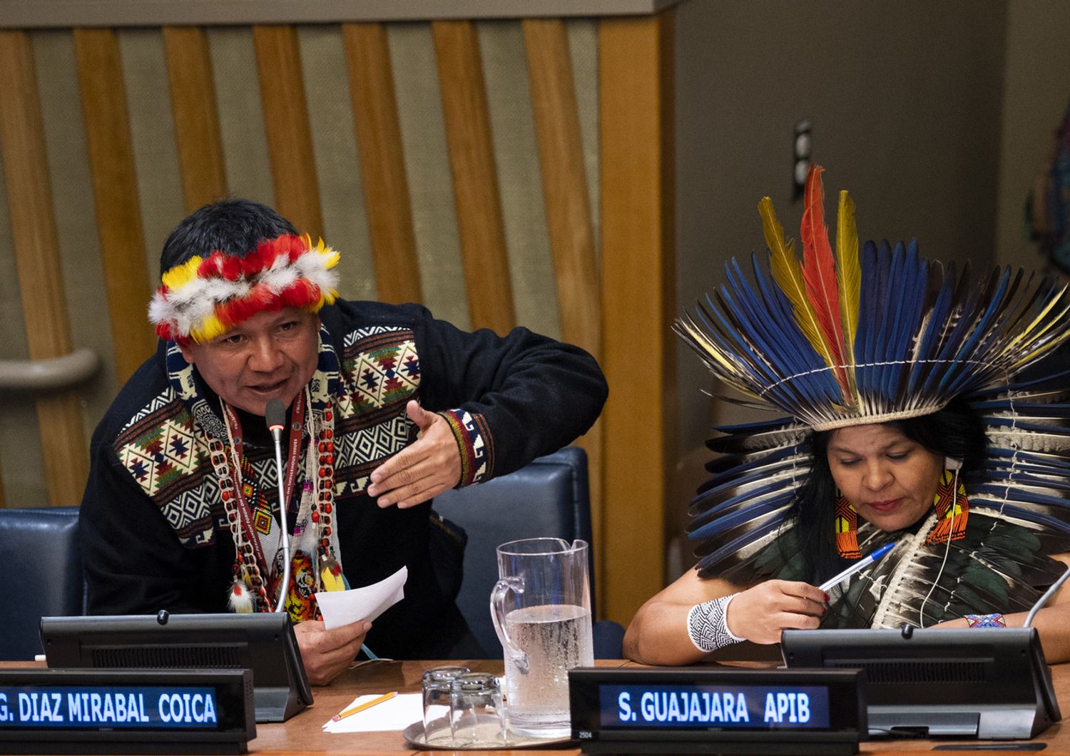 I leader dei popoli indios dell'Amazzonia protestano contro la politica dei disboscamenti del presidente brasiliano Jair Bolsonaro (Johannes Eisele/AFP)