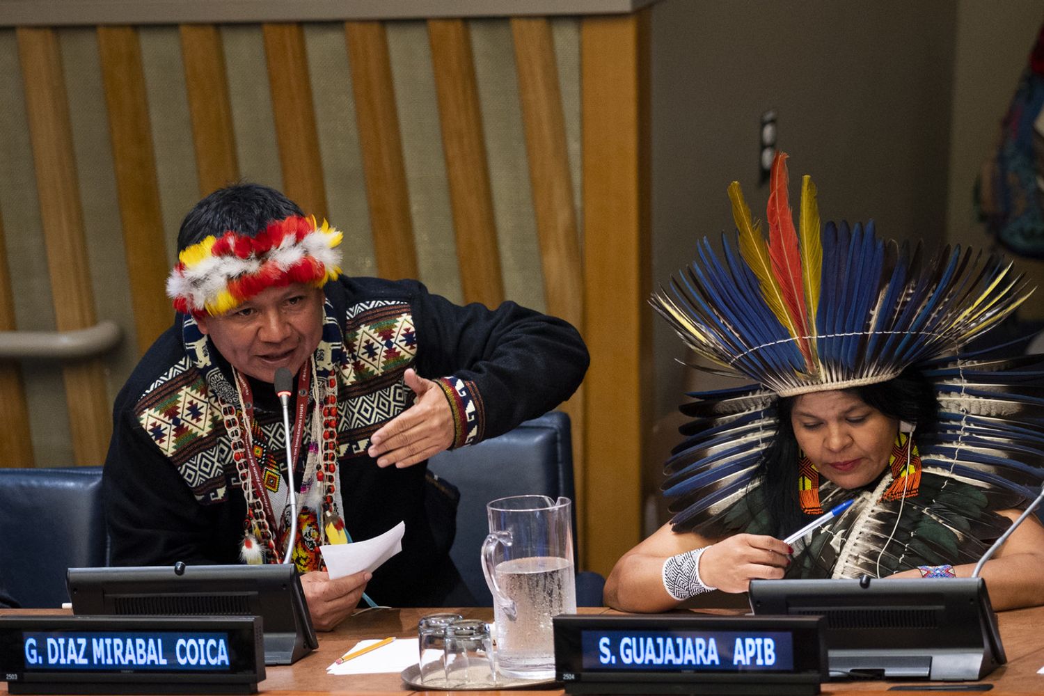 I leader dei popoli indios dell'Amazzonia protestano contro la politica dei disboscamenti del presidente brasiliano Jair Bolsonaro (Johannes Eisele/AFP)