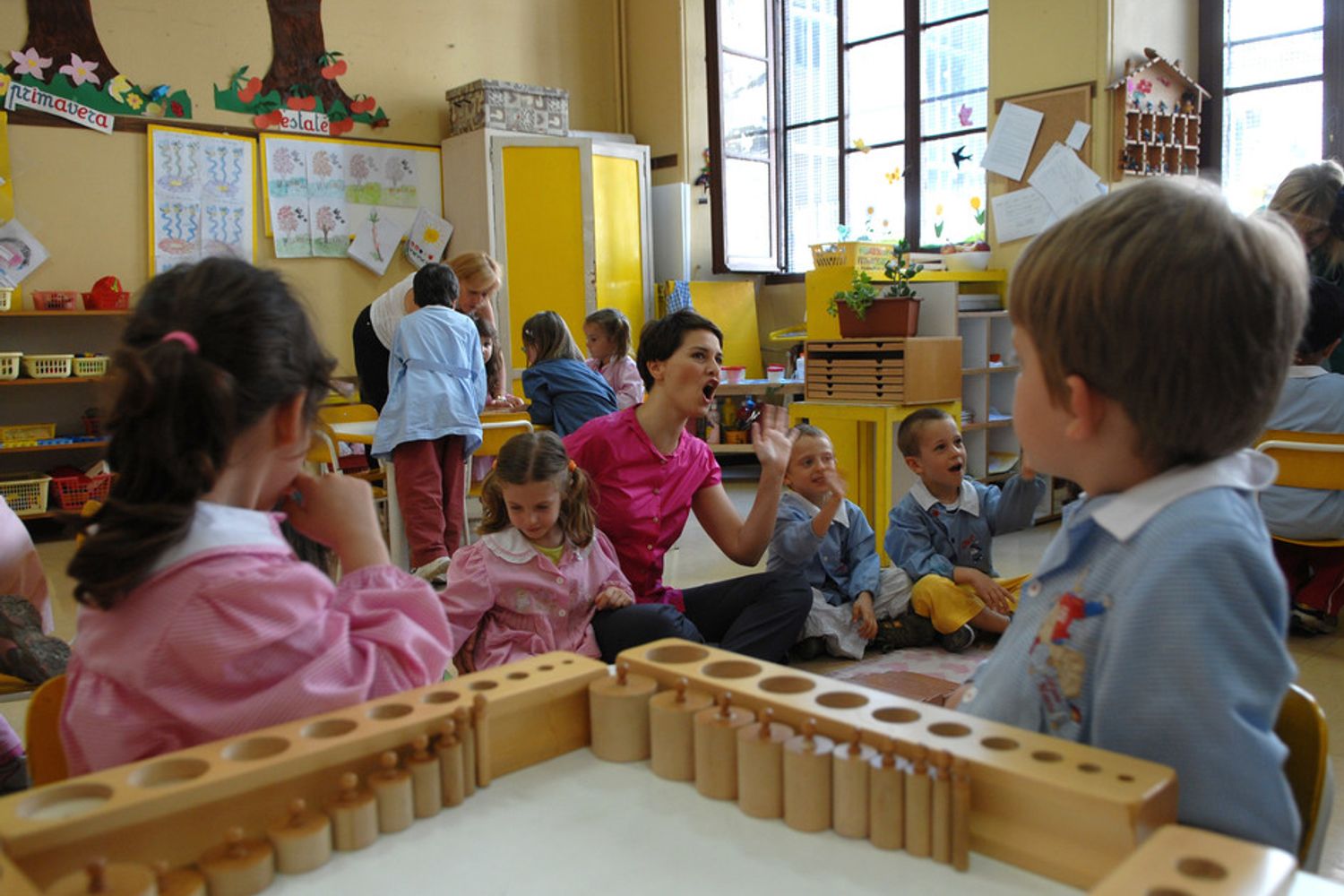 Paola Cortellesi (Maria Montessori per la tv nel 2007) in una scuola