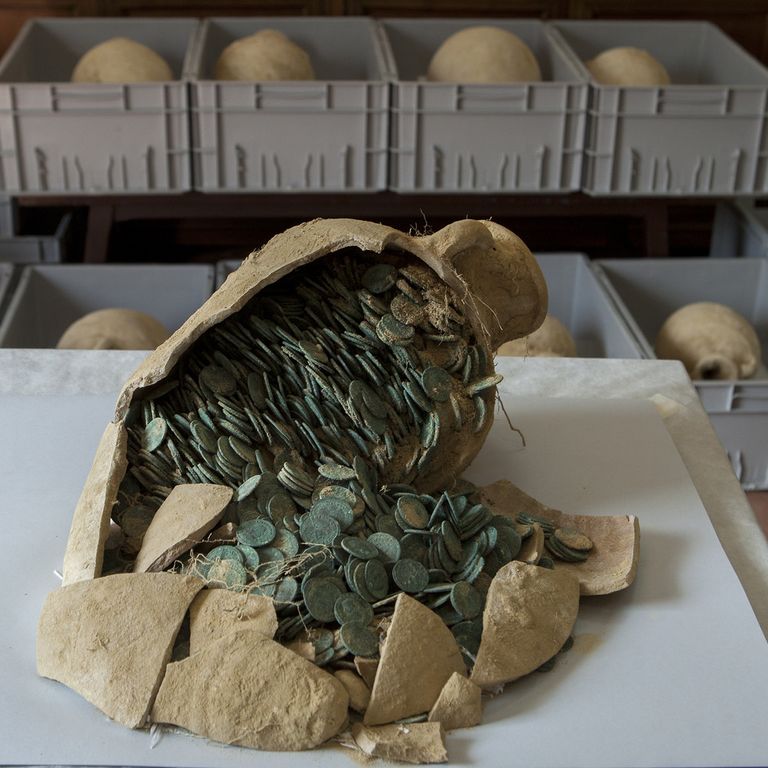 &nbsp;Tesoro di monete romane (Gogo Lobato/AFP)