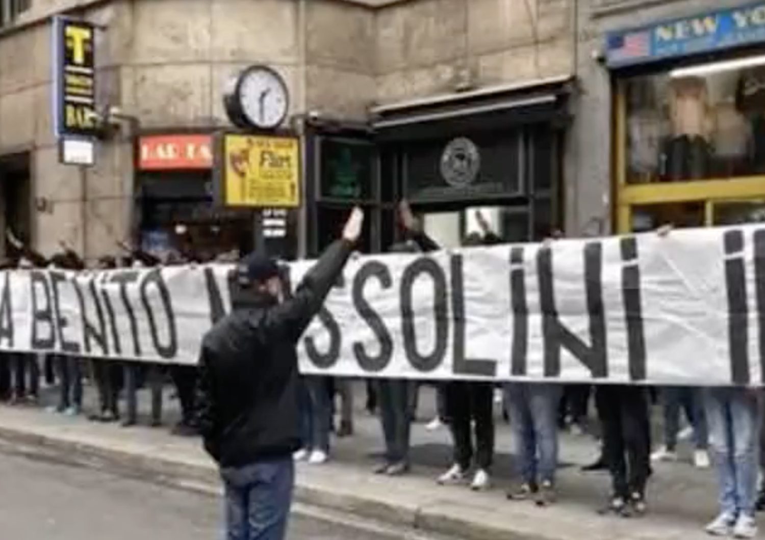 salvini striscione lazio mussolini piazza loreto